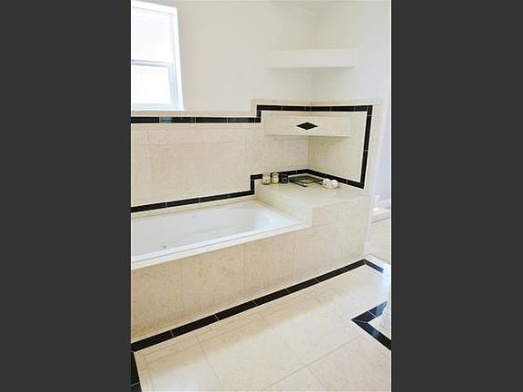 5th image of 310 Tamarack Ave