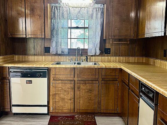 3rd image of 3349 Sandy Cir