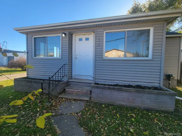 1512 E Parkwood Ave, Burton, MI 48529