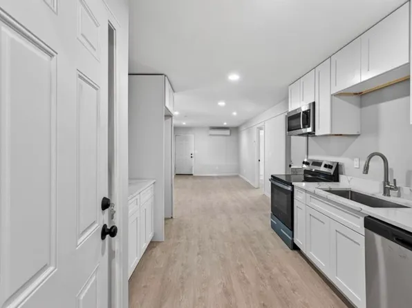 165 Rounds Ave #B, Providence, RI 02907