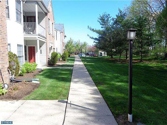 5th image of 512 Fountain Farm Ln