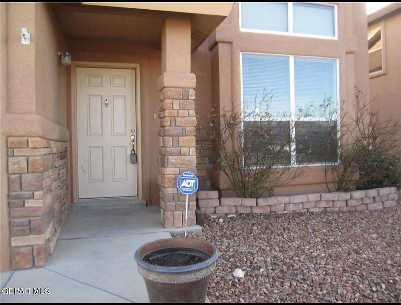 3 bed, 2.0 bath, 1654 sqft, $1,795 — Photo 3