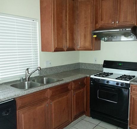 3rd image of 3917 Hartford Pl