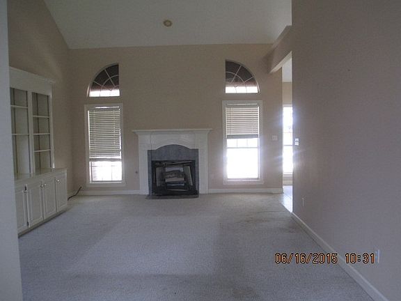 2nd image of 425 Garden Grove St