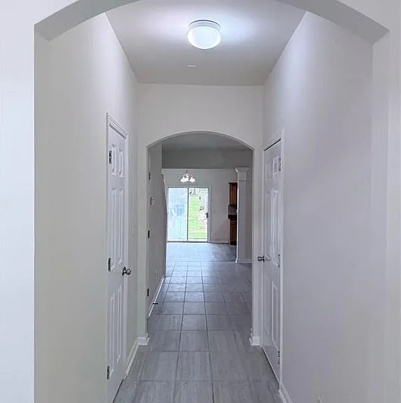 1935 Dilcrest Dr — Photo 2