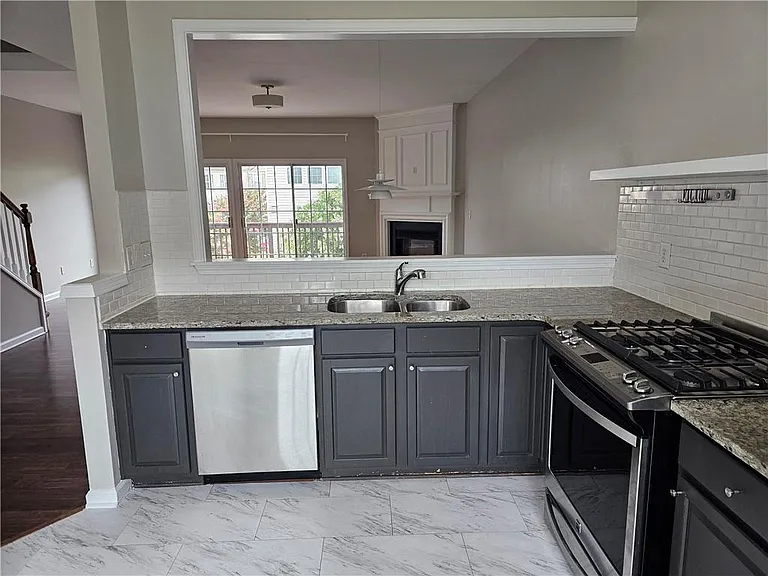 1021 Thornborough Dr — Photo 3