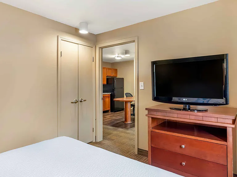 1 Bedroom Suite - 1 Queen Bed