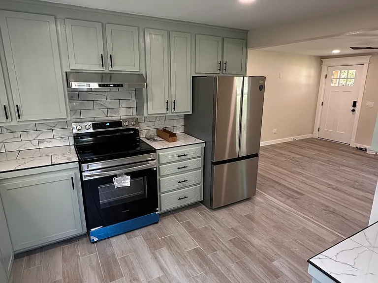 1388 N Vinita Ave — Photo 3