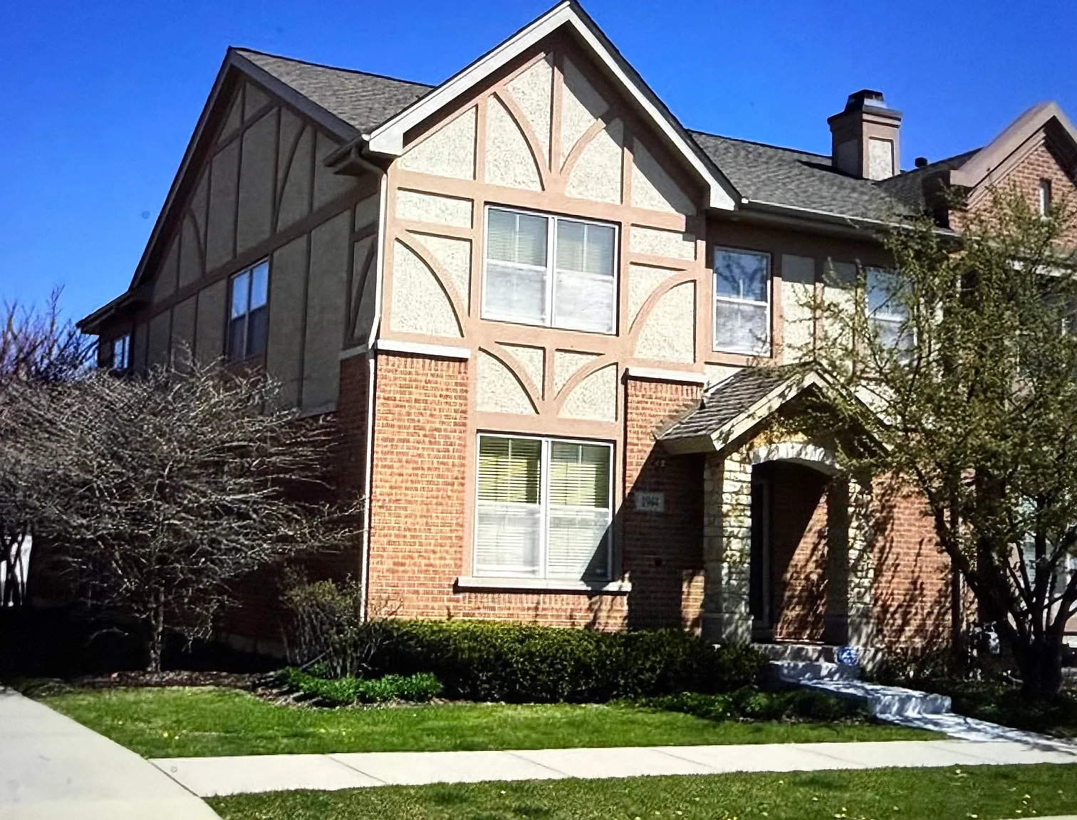 3 bed, 2444 sqft, $4,900 — Photo 3