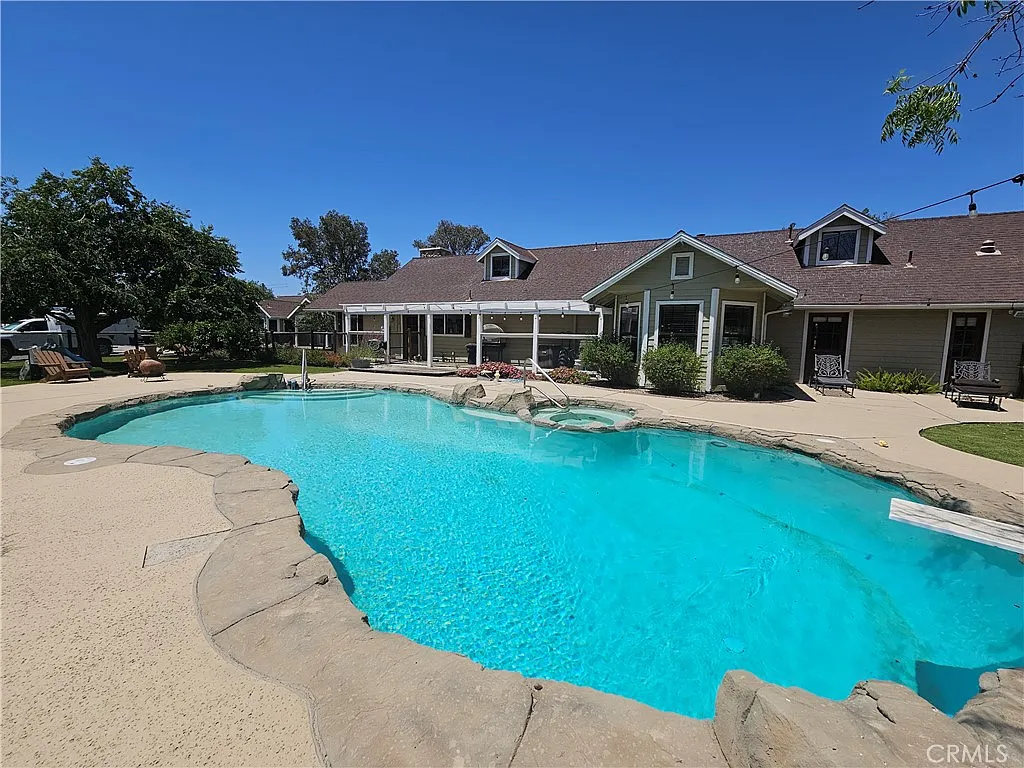 5 bed, 3645 sqft, $4,500 — Photo 1