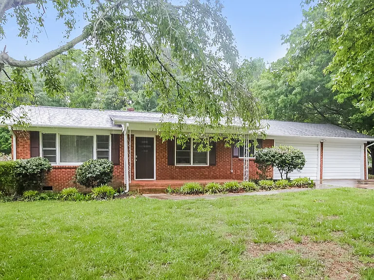 125 Pinevale Dr — Photo 1