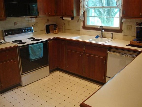 3rd image of 312 Salem Ct