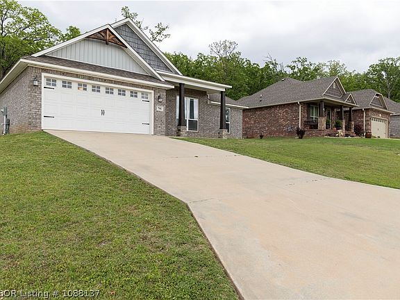 3rd image of 706 Live Oak Dr