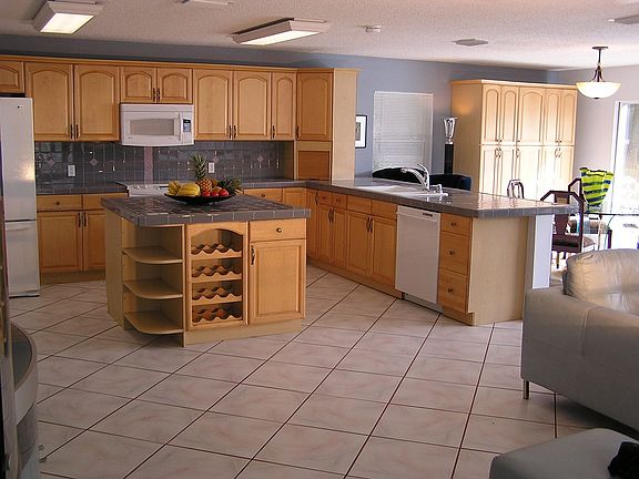 LARGE OPEN KITCHEN