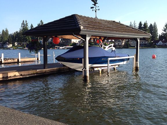 Covered boat lift