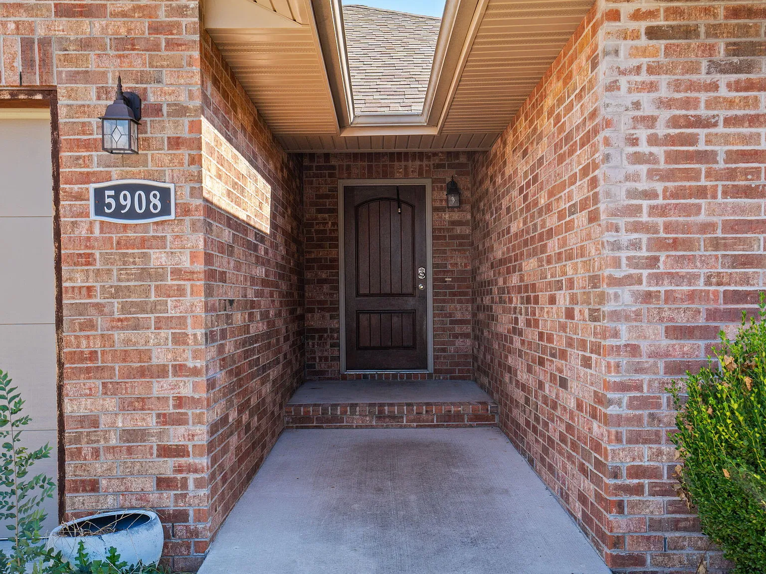 3 bed, 2.0 bath, 1800 sqft, $1,995 — Photo 4