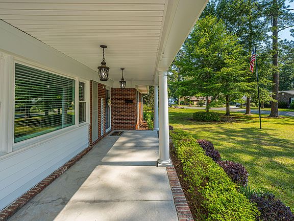 3rd image of 504 Dogwood Cir