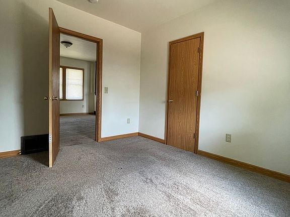 5th image of 922 Caledonia St