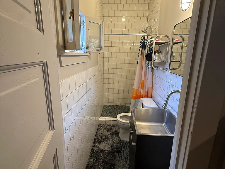 826 S Burlington Ave #4 — Photo 6