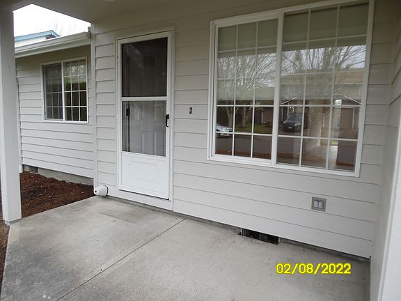 2nd image of 990-94 SW Oriole St #990