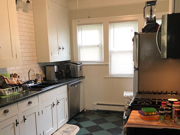 3rd image of 642 Winsor St