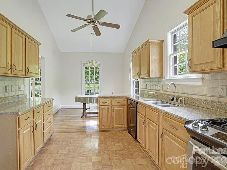 112 McConnell Dr — Photo 27