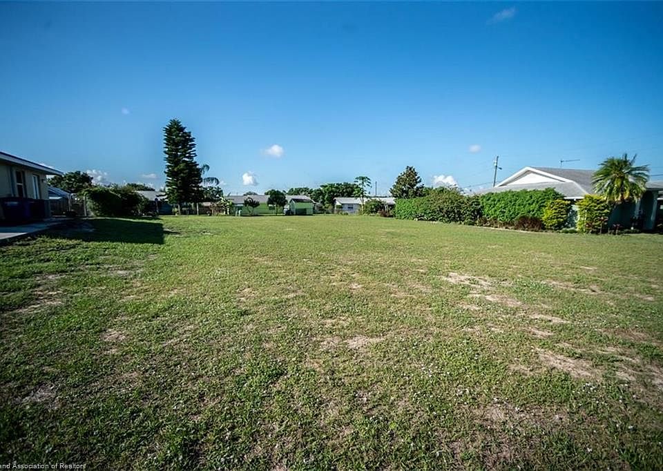 2nd image of 2823 Summit Dr
