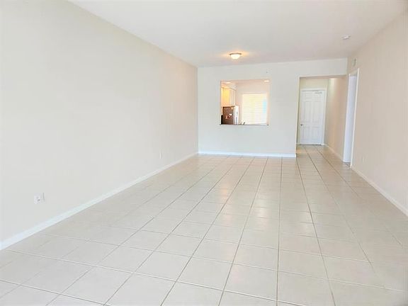 3rd image of 10 Harbour Isle Dr E Unit 303