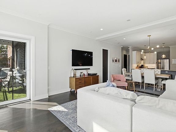 4th image of 3530 N Lincoln Ave #403