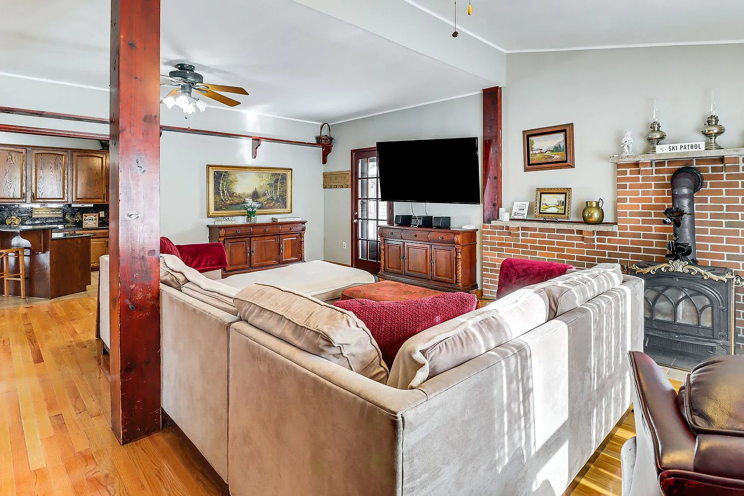 6 bed, 2.0 bath, 2389 sqft, $4,107 — Photo 3