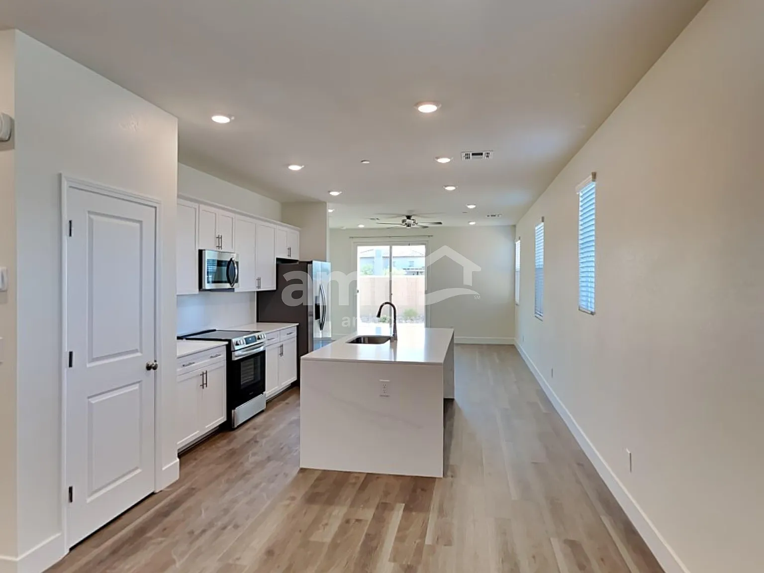 3 bed, 2.0 bath, 1556 sqft, $2,270 — Photo 3