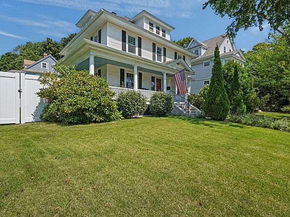 4th image of 1055 Pleasant St