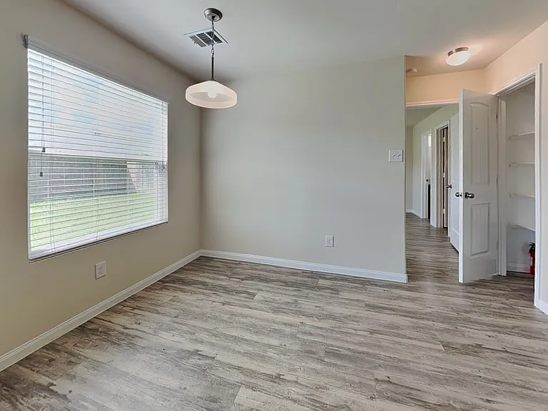 Spacious room with neutral bei