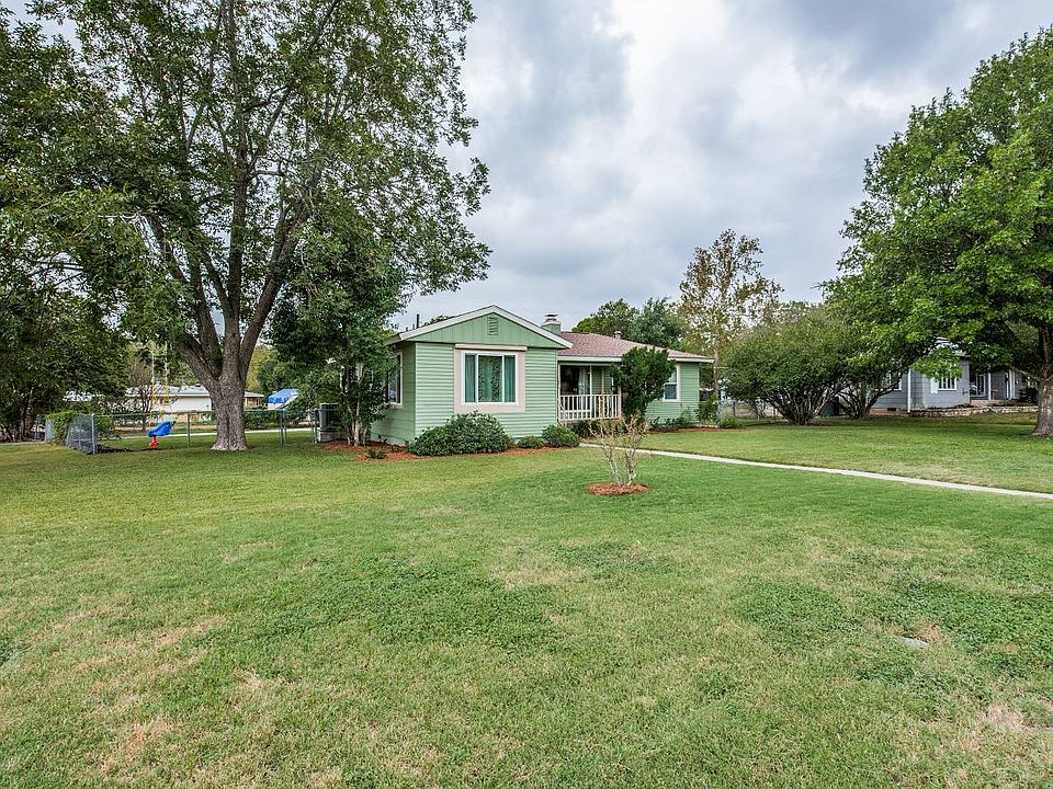 1st image of 920 Ivy Ln