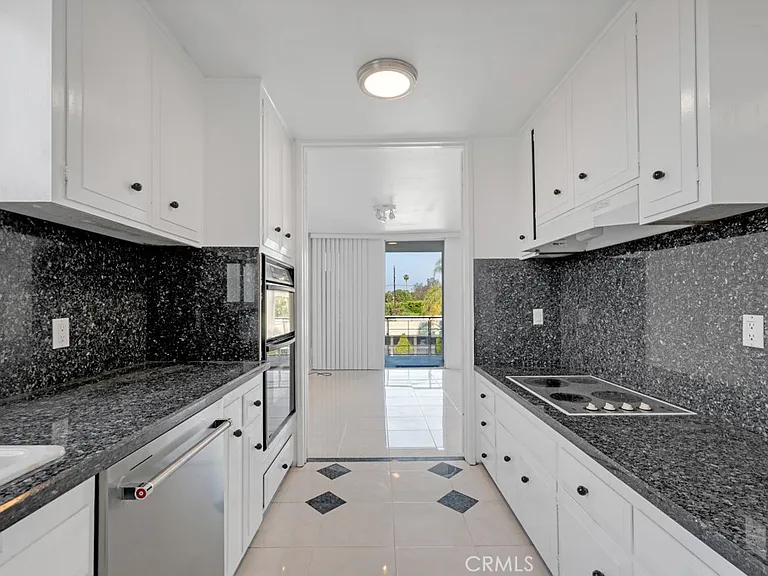 5301 Balboa Blvd — Photo 14