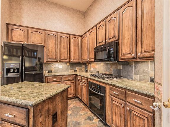 4th image of 10512 Waters Dr