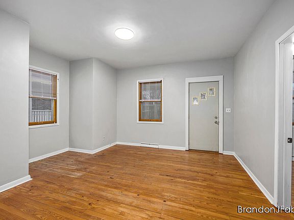 3rd image of 832 Crescent St NE
