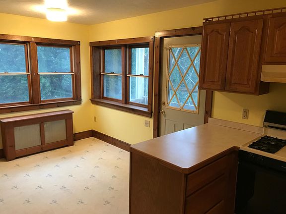 3rd image of 155 Sandwich St