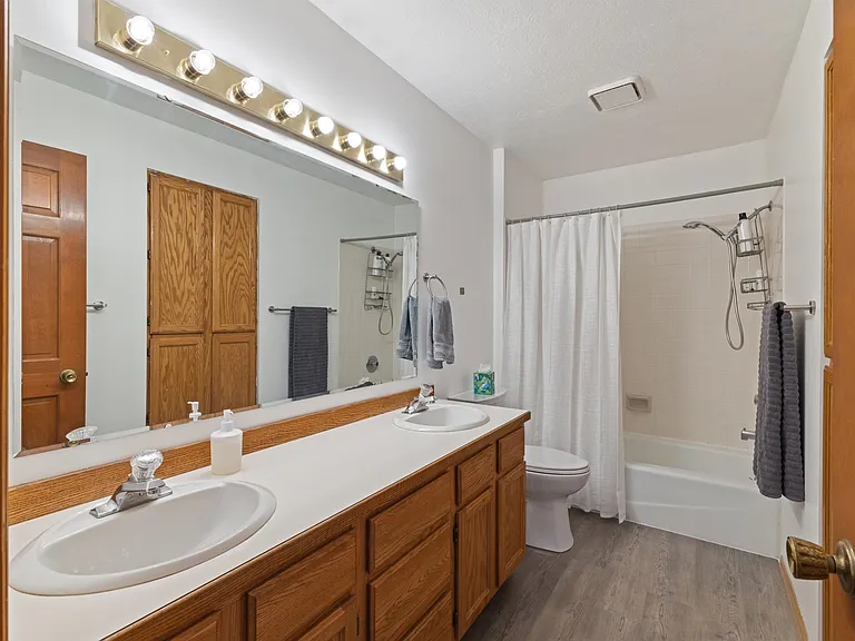 1711 W Koch St — Photo 5