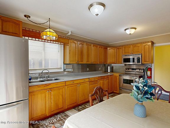 5th image of 127 W Fairfield Ave