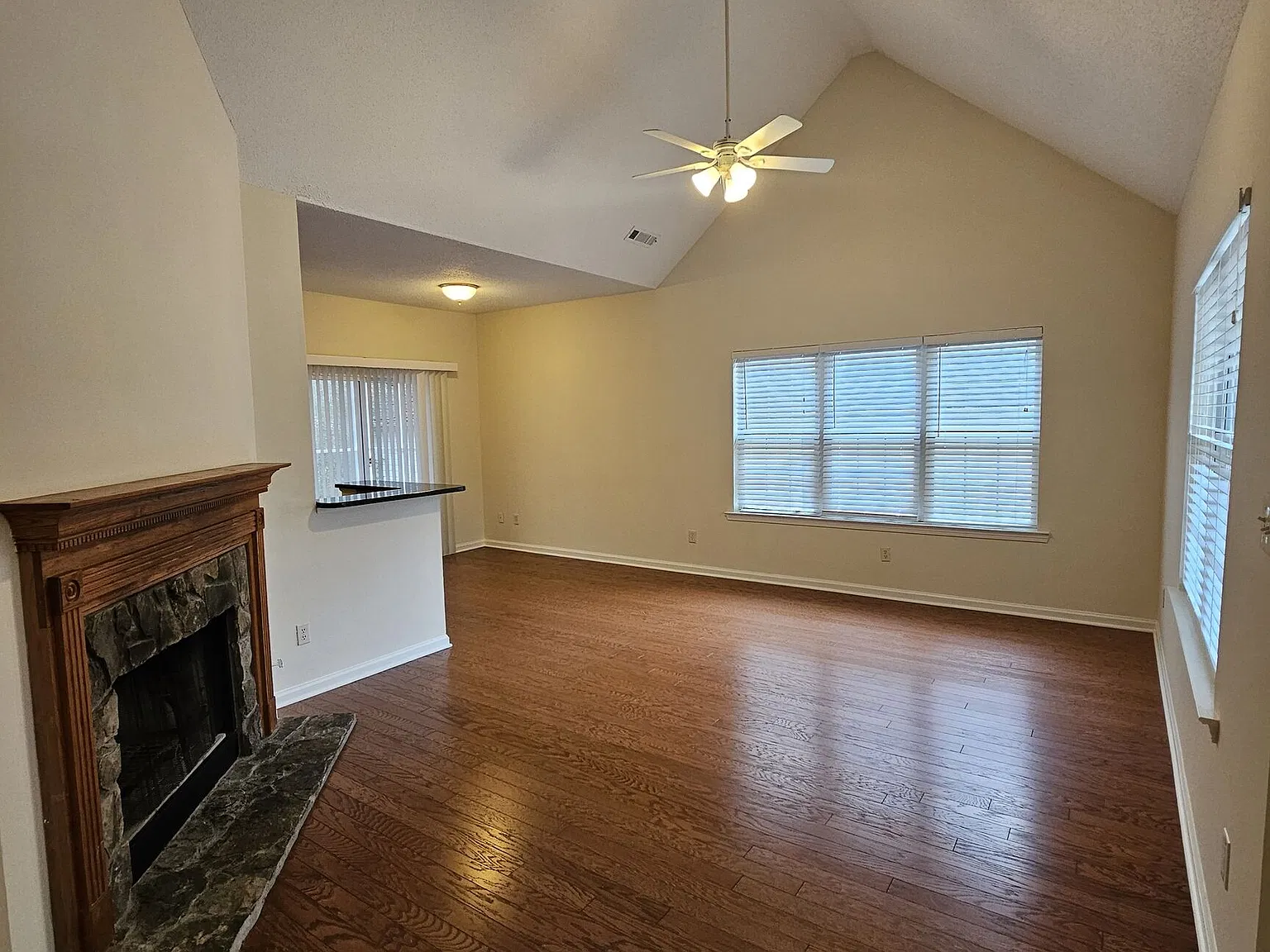3 bed, 2.0 bath, 1270 sqft, $2,100 — Photo 4