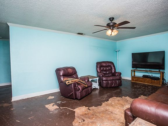 3rd image of 305 E 19th St