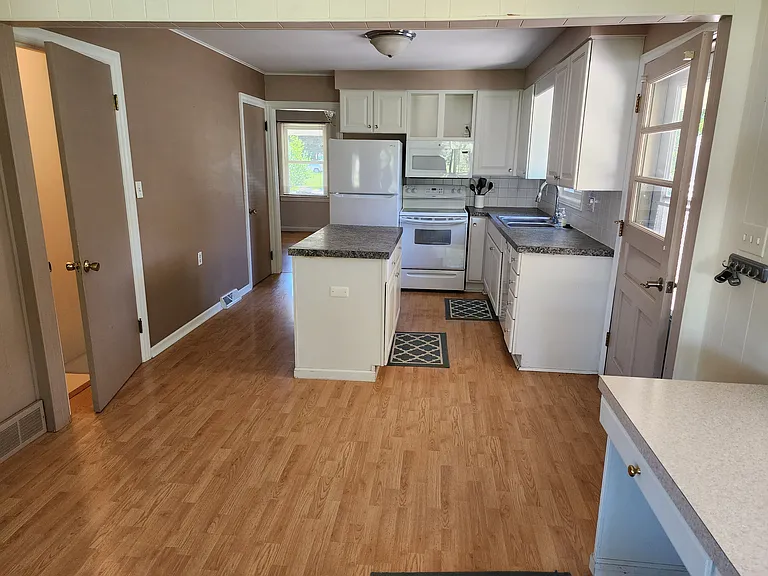 4236 Hunsberger Ave NE — Photo 7