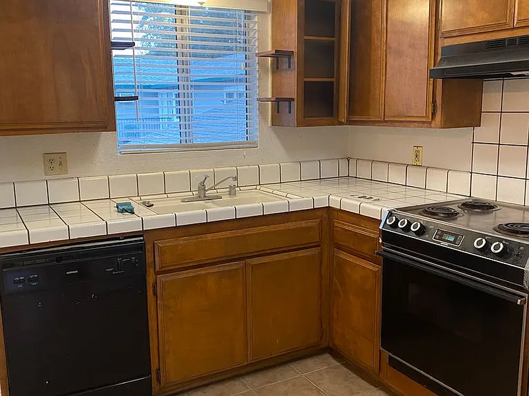495 Ridgecrest Ct — Photo 2