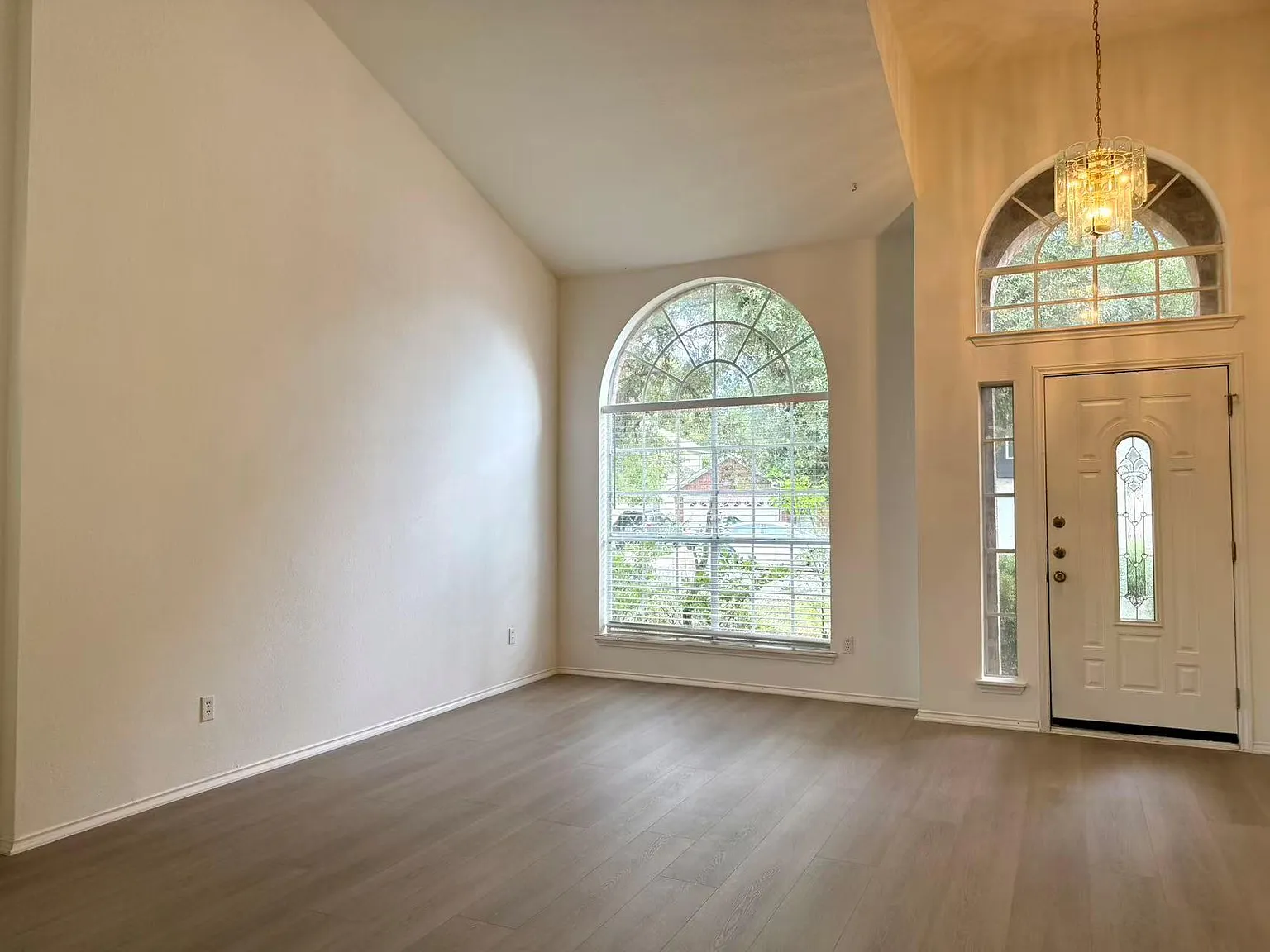 3 bed, 2.5 bath, 2068 sqft, $2,249 — Photo 3
