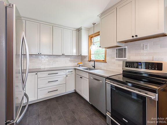 3rd image of 1112 Pauline Blvd