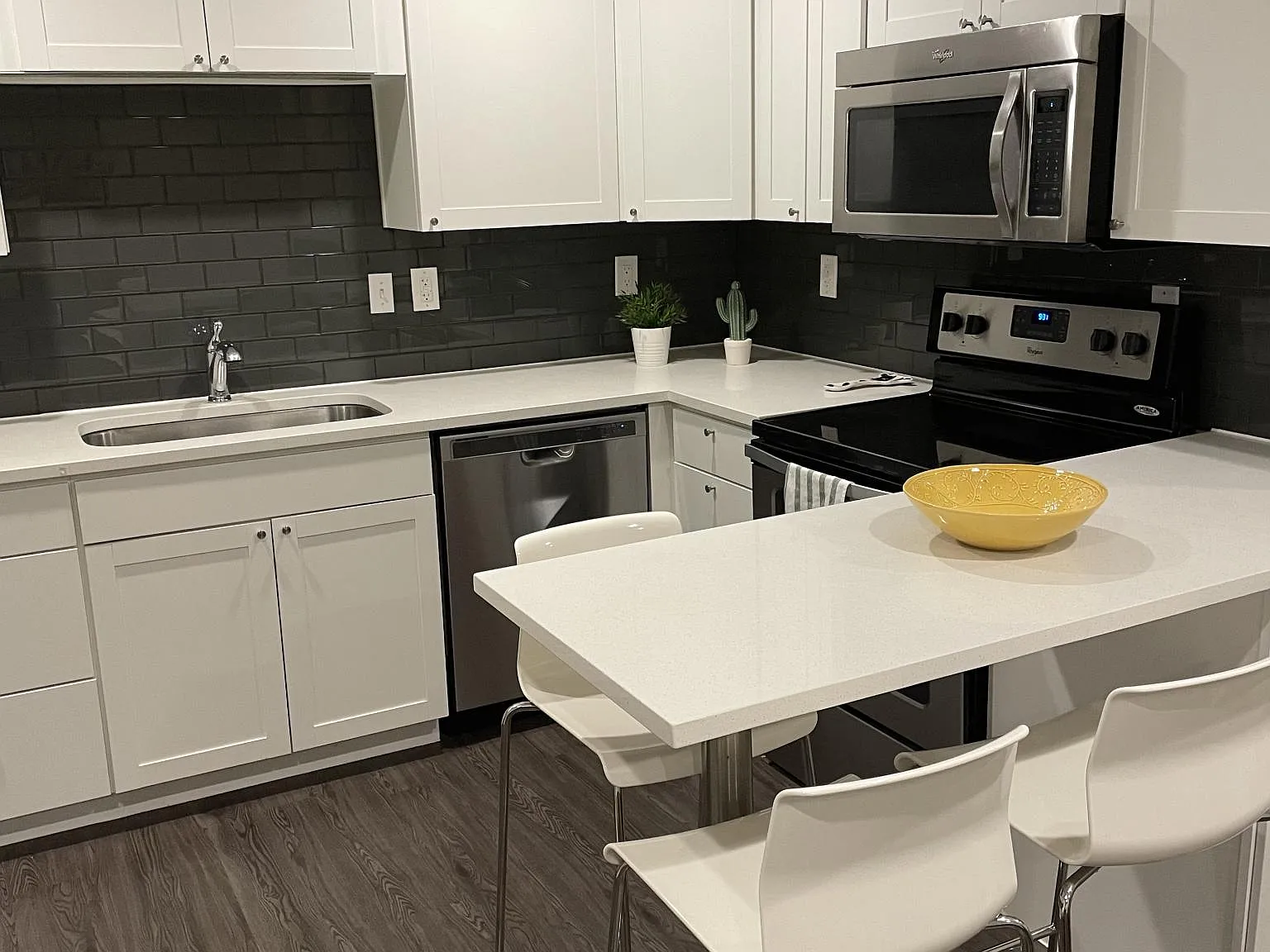935 La Posada Dr — Photo 3