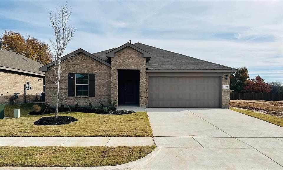 D.R. Horton''s Kingston floorplan, elevation A. All Home and community information, including pricing, included features, terms, availability and amenities, are subject to change at any time without notice or obligation. All Drawings, pictures, photographs, video, square footages, floor plans, elevations, features, colors and sizes are approximate for illustration purposes only and will vary from the homes as built.