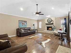 3rd image of 816 Autumn Lake Dr
