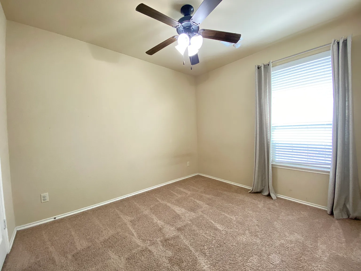 4 bed, 2472 sqft, $2,350 — Photo 4